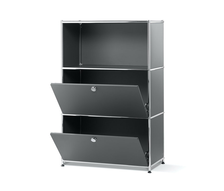 Šedý kovový regál se dvěma výklopnými dvířky.