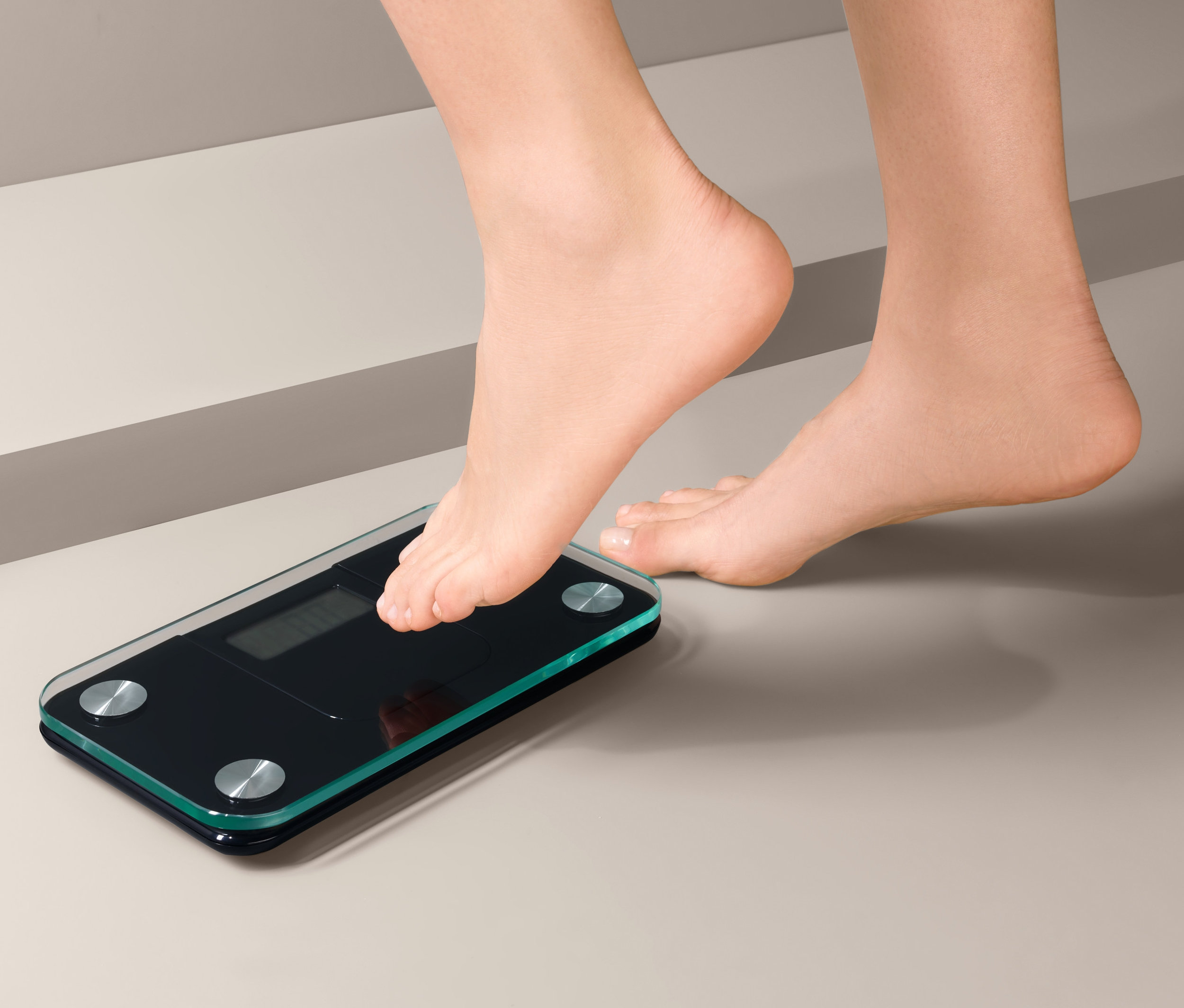 Noha stoupá na ultrakompaktní osobní váhu do koupelny.