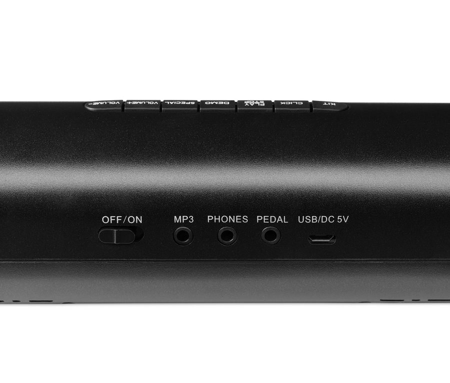 Detailní záběr na ovládací panel elektronické bicí soupravy. Zobrazeny jsou tlačítka pro ovládání hlasitosti, dema a přepínání mezi sadami, dále vstupy pro MP3, sluchátka, pedál a USB/DC 5V.