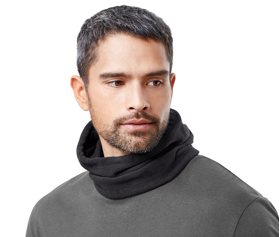 Muž nosí černou microfleecovou kuklu.