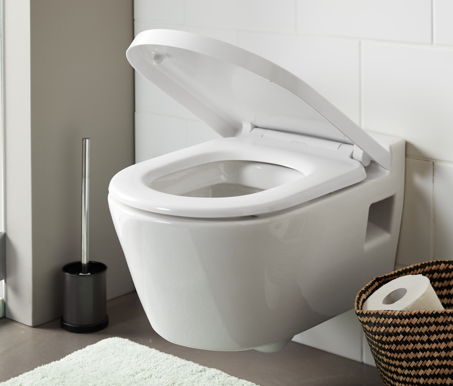 Otevřené prémiové WC sedátko s automatickým zavíráním v bílé koupelně.