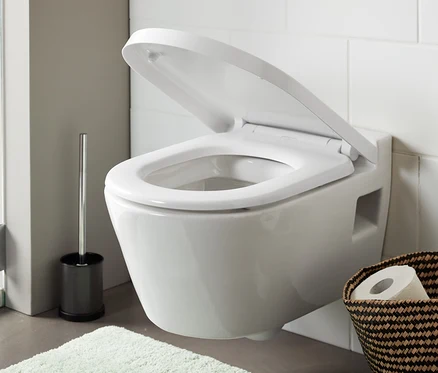 Otevřené prémiové WC sedátko s automatickým zavíráním v bílé koupelně.