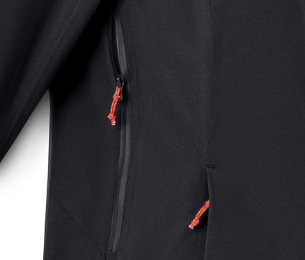 Detail funkční bundy do deště s kapsou na zip a oranžovou šňůrkou.