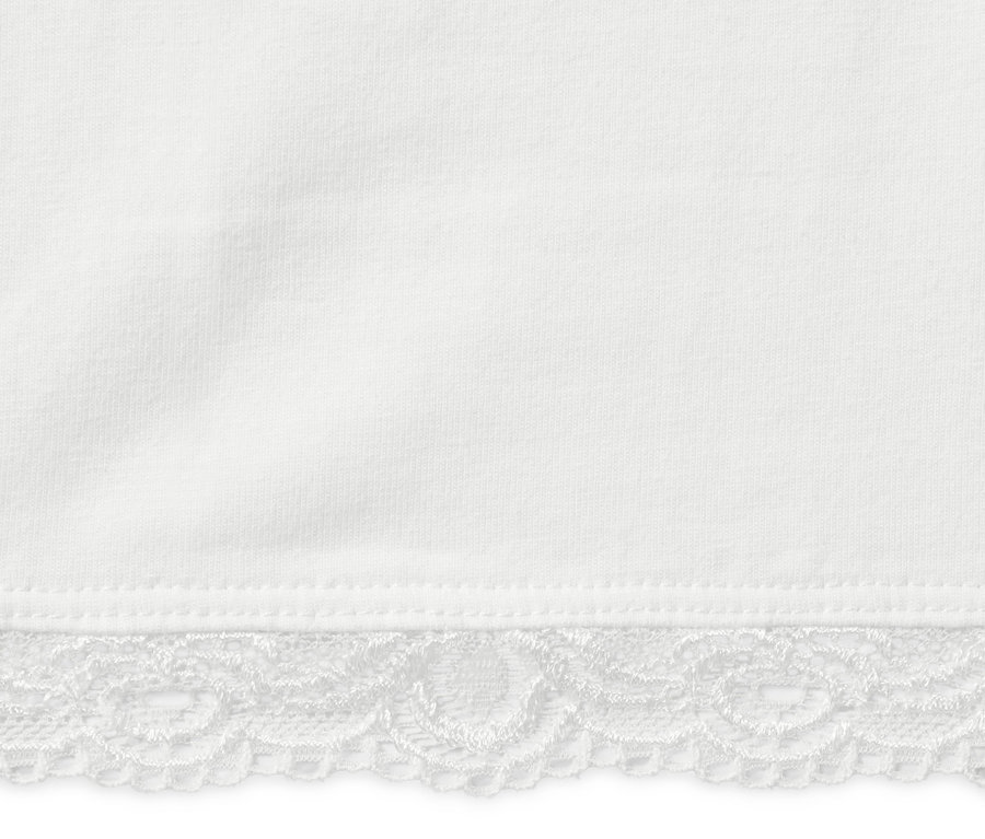 Detail bílých 3/4 legín s krajkovým lemem.
