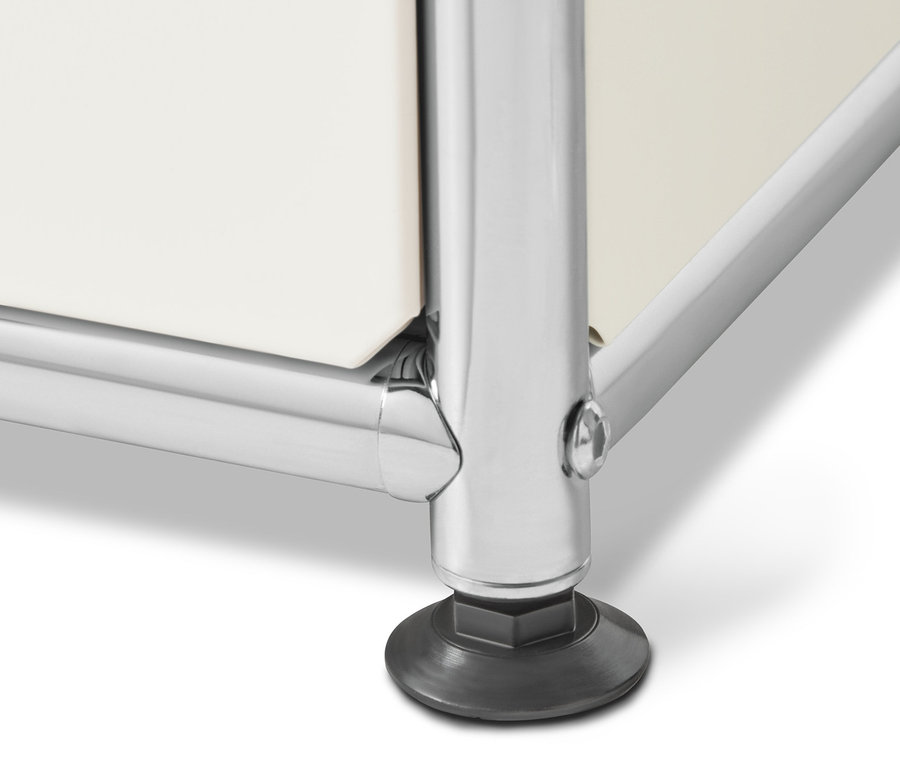 Detail kovového bílého věšáku na šaty CN3.