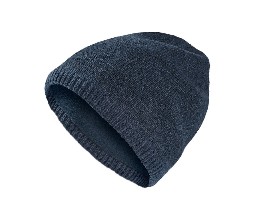 Detailní záběr na pletenou termo čepici na bílém pozadí.