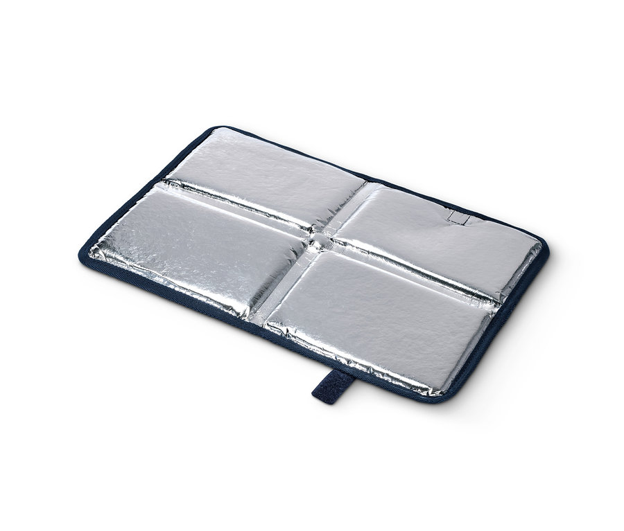 Rozložený skládací termopolštářek na sezení s modrým lemem a stříbrnou vnitřní stranou.