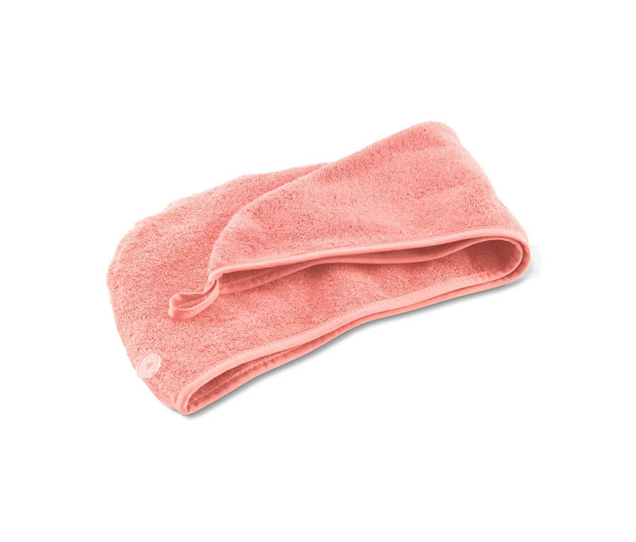 Meruňkový ručníkový turban na bílém pozadí.