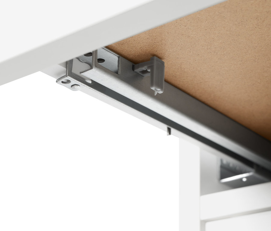 Detail zásuvky vysoké skříňky »Eklund«.