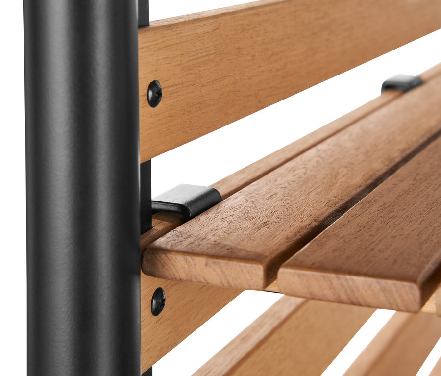 Detail zahradního lounge posezení Elin s flexibilními sedacími prvky a závěsnými regály.