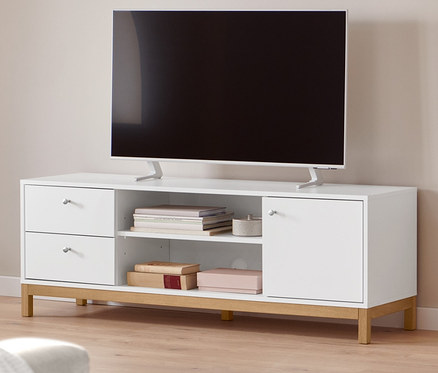 Interiér obývacího pokoje s TV, nízka skrinka a hojdacie kreslo z buklé.