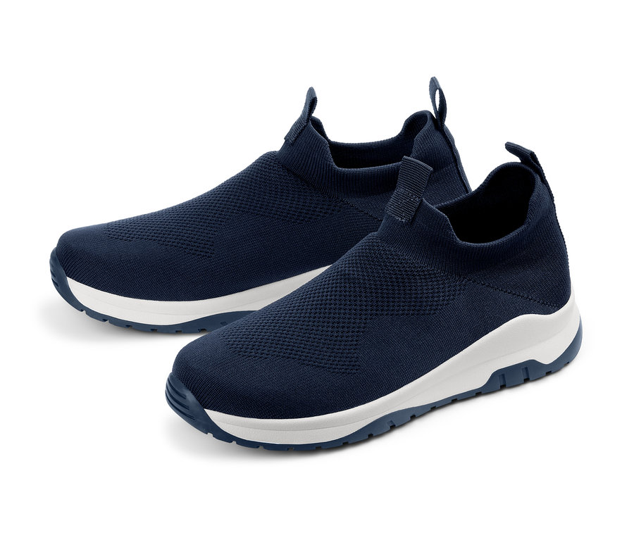Dva modré slip-on tenisky s bílou podrážkou.