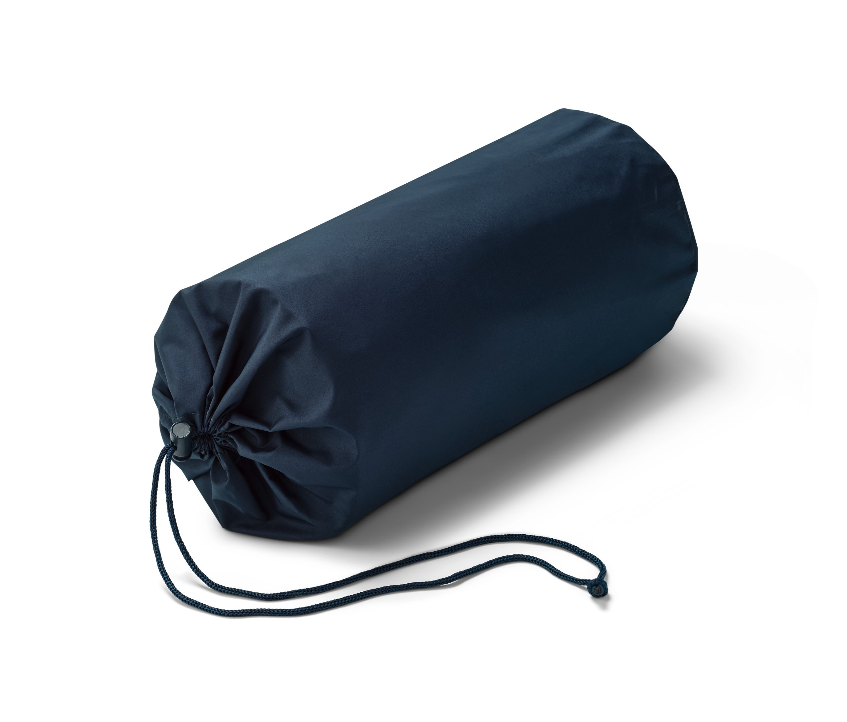 Srolovaná samonafukovací karimatka tmave modré barvy se stahovací šňůrkou.