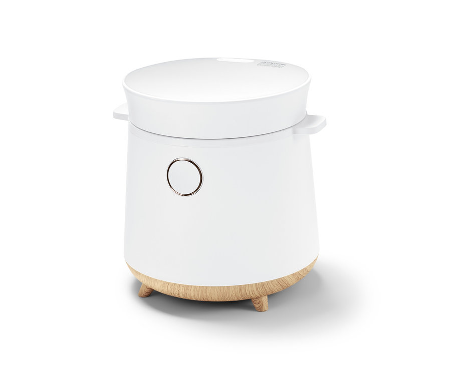 Bílý multifunkční vařič s dřevěným podstavcem.