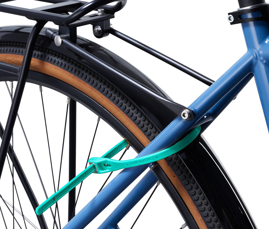 Modrý rám kola s káblovým zámkem.