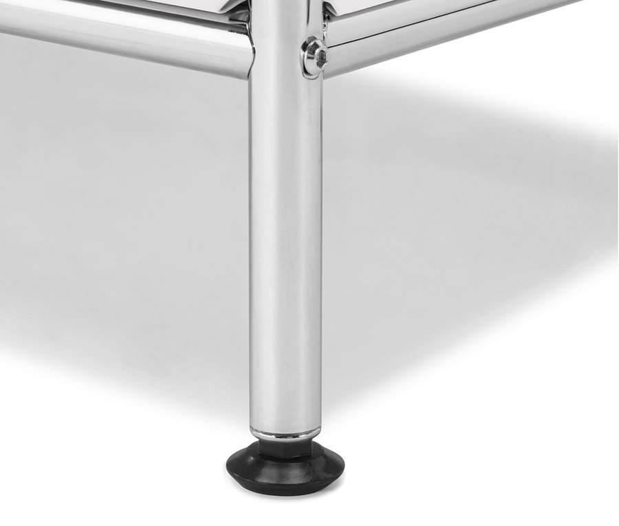 Detail chromované nohy bílé skříňky.