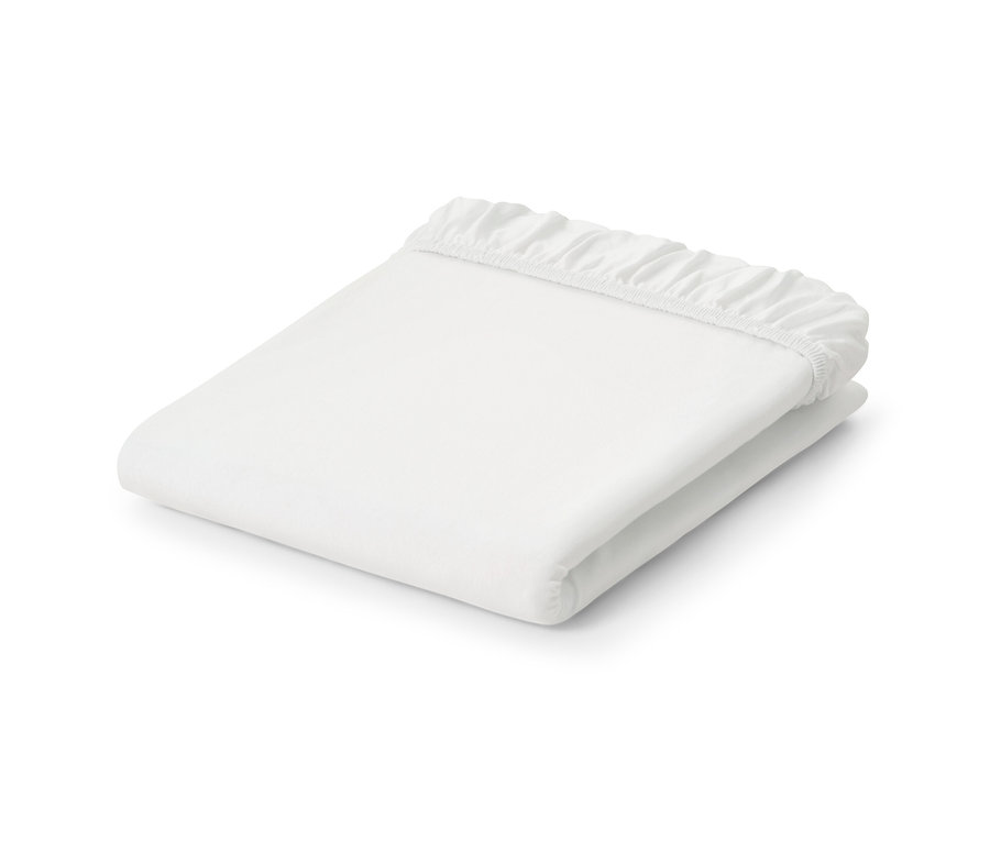 Složené bílé žerzejové napínací prostěradlo.