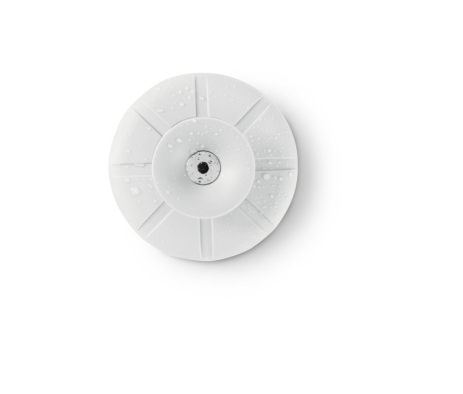 Bílé odtokové sítko a zátka s kapkami vody.