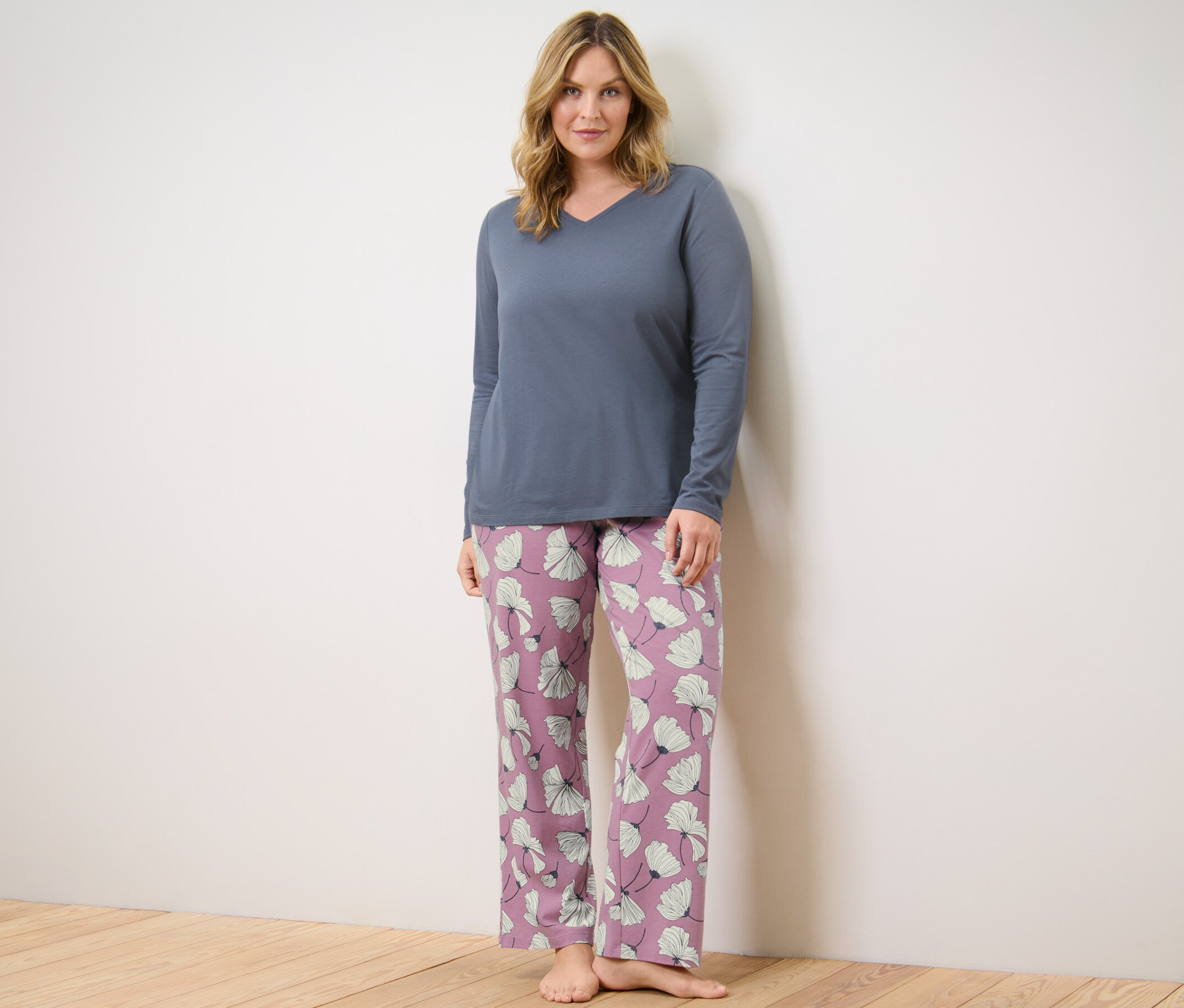 Žena má na sobě pyžamo s květinovým vzorem.
