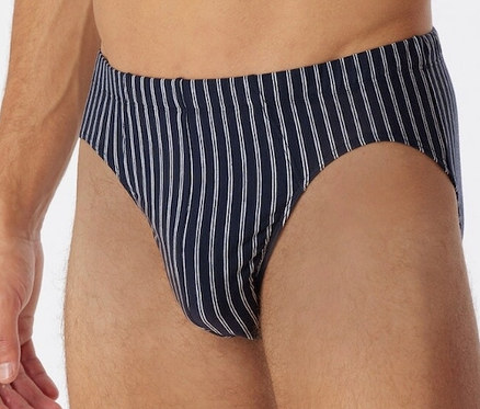 Muž má na sobě mini slipy z biobavlny SCHIESSER tmavě modré barvy s bílými proužky.