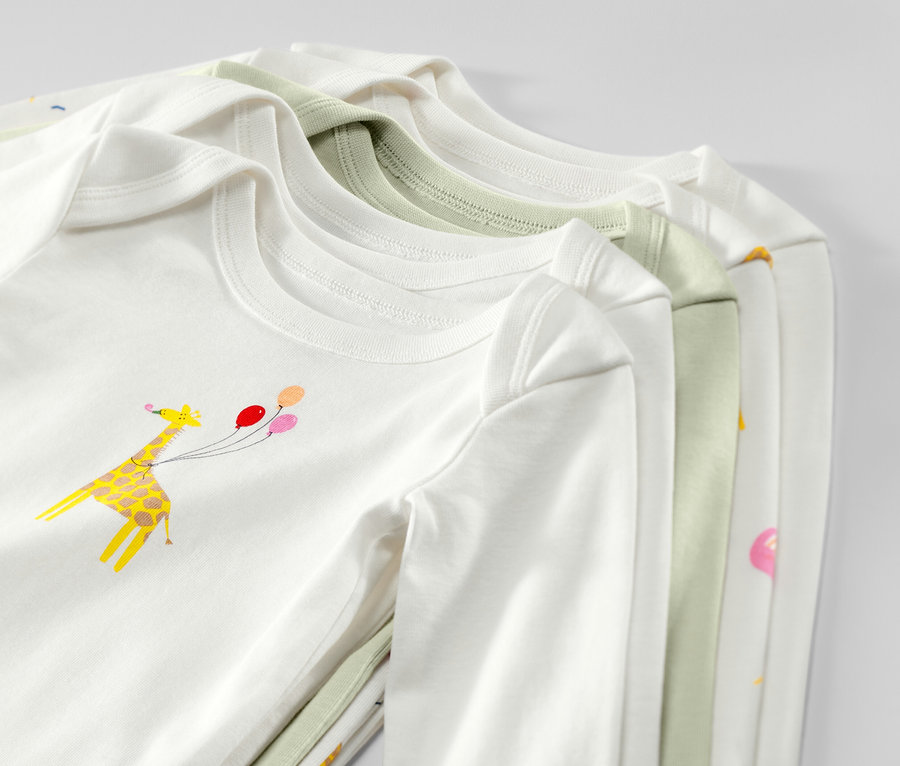 Detail pěti rostoucích body pro miminka, s dlouhým rukávem, bílé a světle zelené barvy, s potiskem žirafy s balónky.