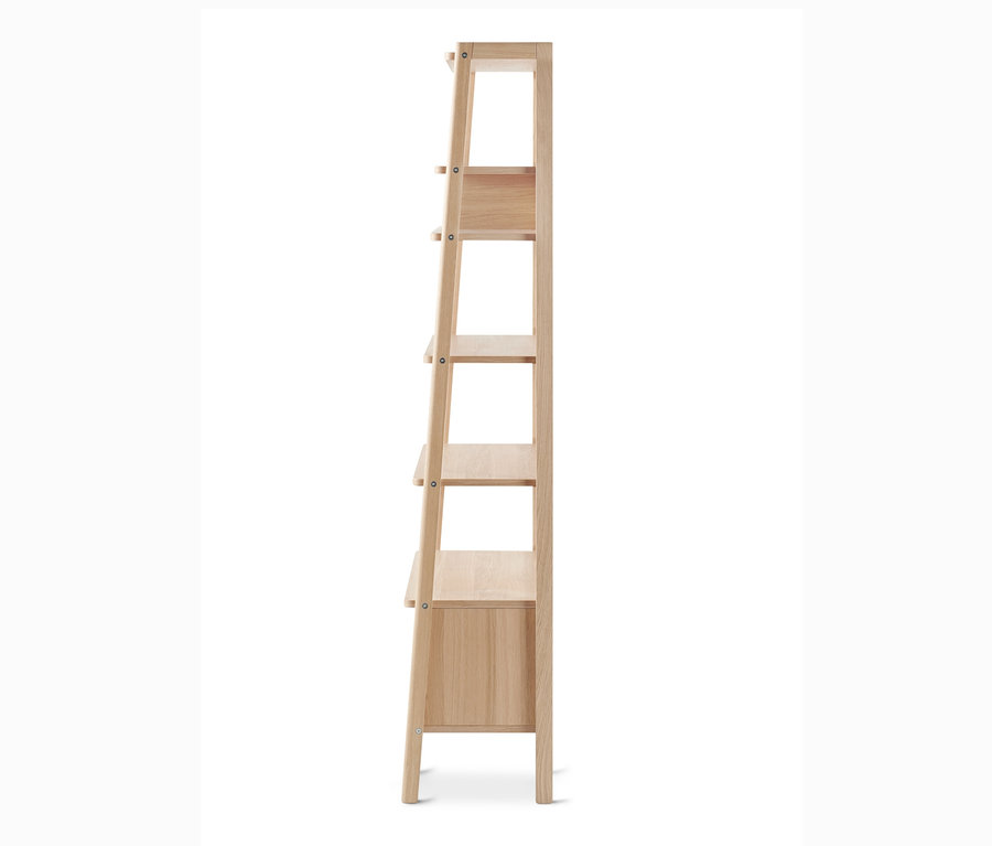 Boční pohled na dřevěný regál.