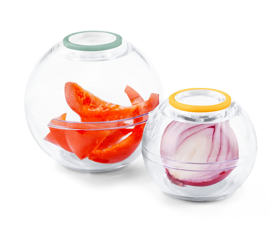 Dvě kulaté nádoby k zachování čerstvosti potravin, jedna s červenou paprikou a druhá s cibulí.