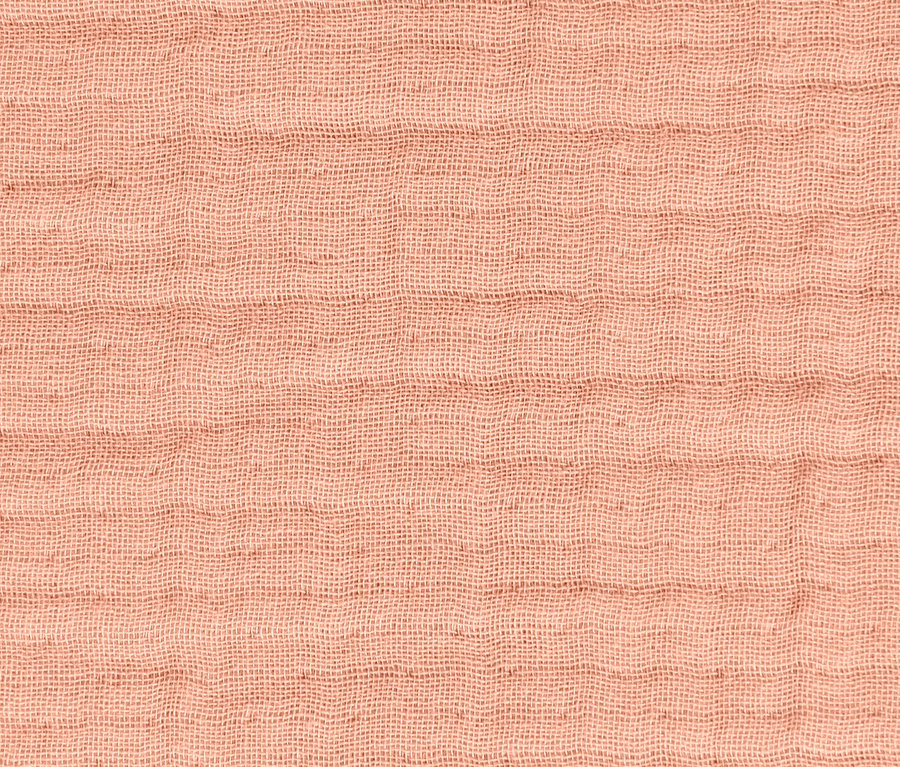 Detailní záběr na mušelínovou látku v barvě korálu.