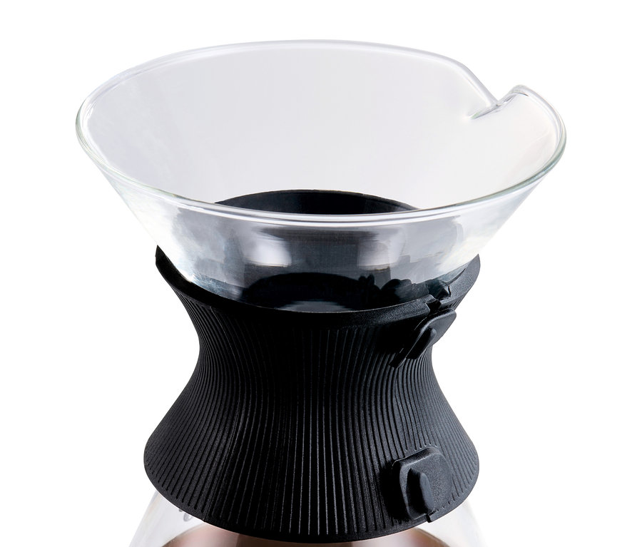 Detail skleněné karafy BEEM Pour Over, 0,75 l s černým plastovým držákem.