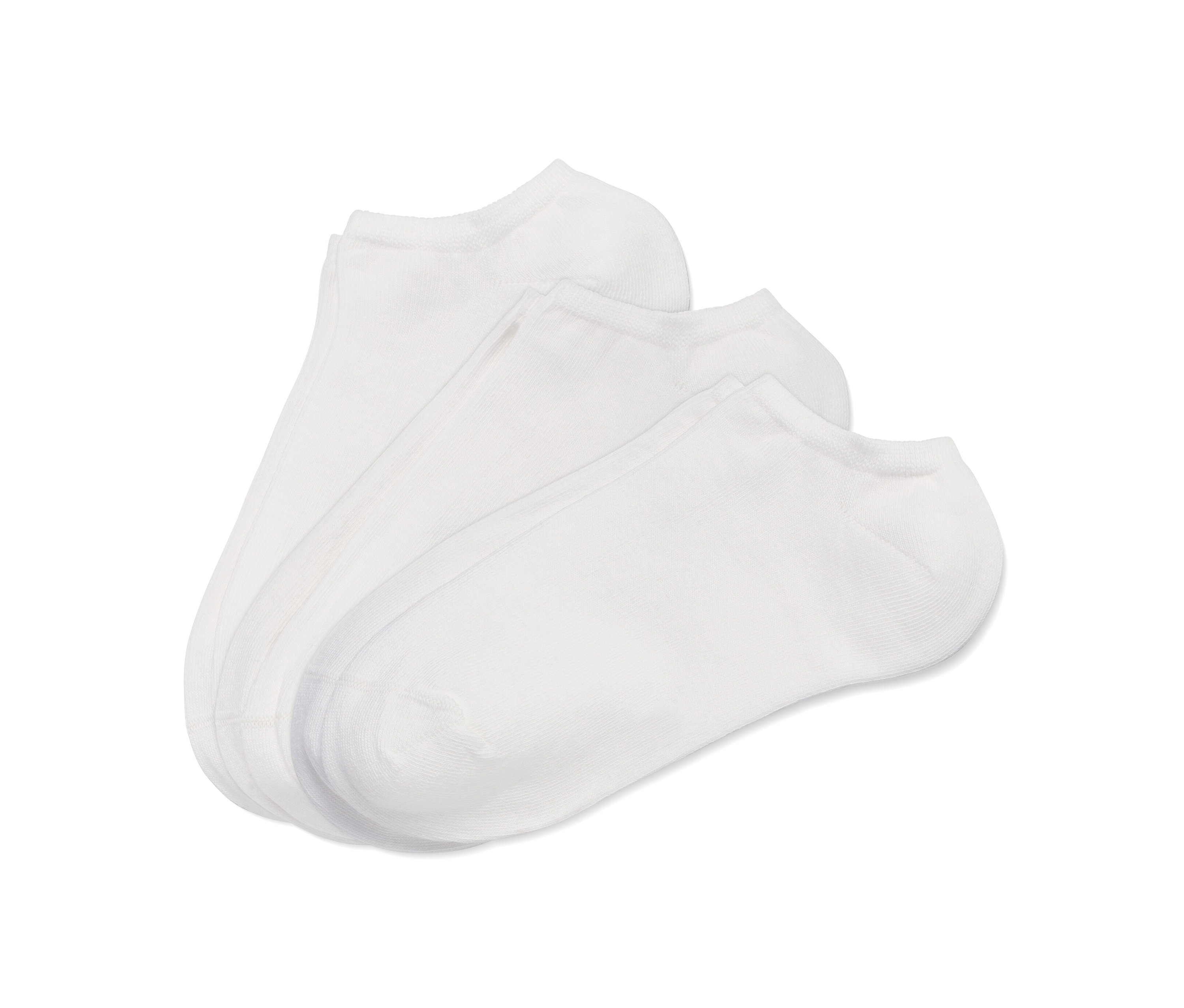 Tři páry krátkých bílých ponožek.