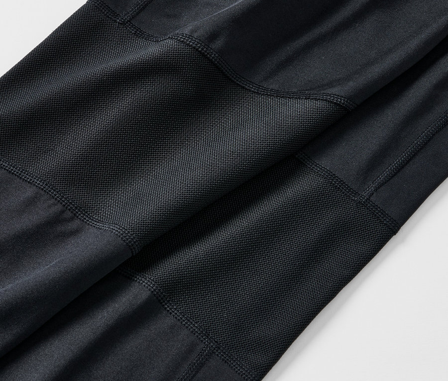 Detailní pohled na černé běžecké legíny.