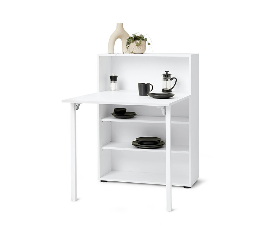 Bílý regál s výklopným stolem, na kterém je šálek, talíř, french press a kořenka. Na horní polici je váza a květina.