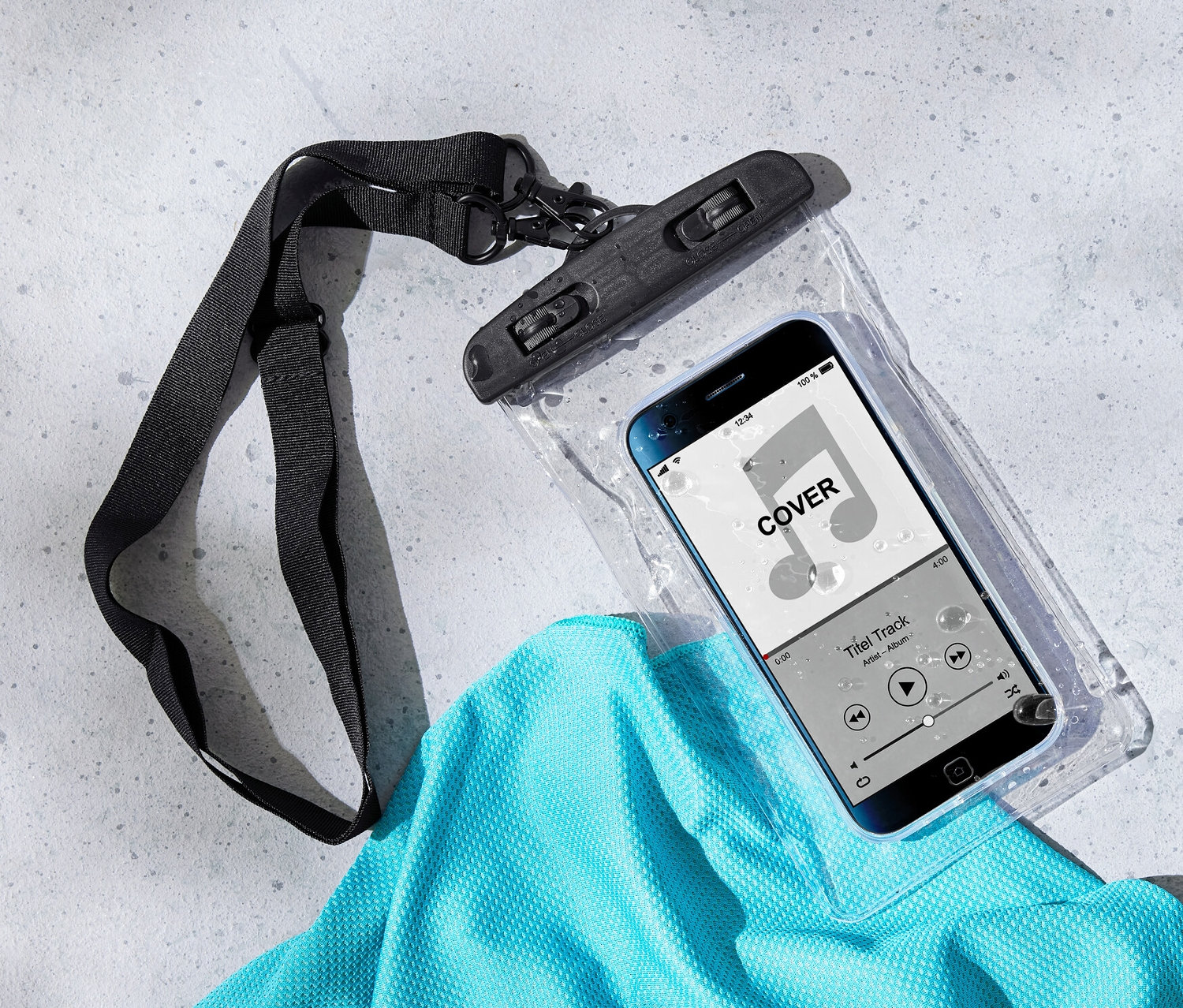 Vodotěsné pouzdro na smartphone leží na tyrkysovém tričku.