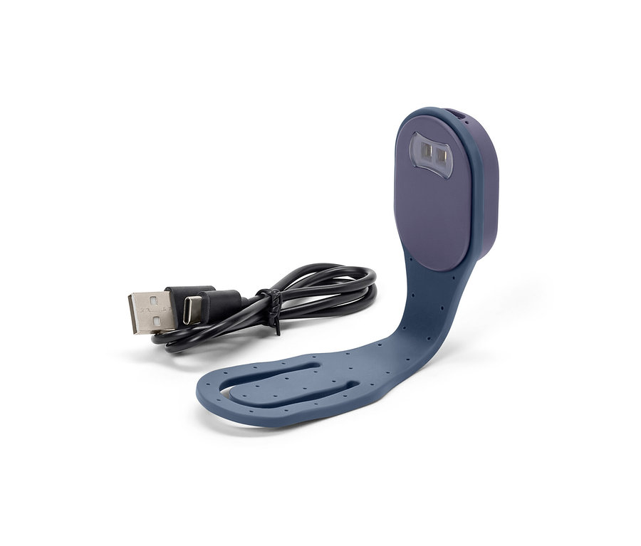 Modrá mini LED lampička na čtení s baterií a nabíjecím kabelem na bílém pozadí.