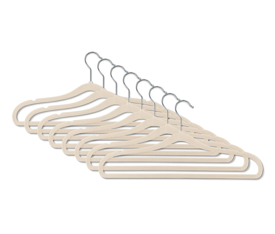 Osm extra úzkých ramínek na šaty, béžové barvy, uspořádaných v řadě.