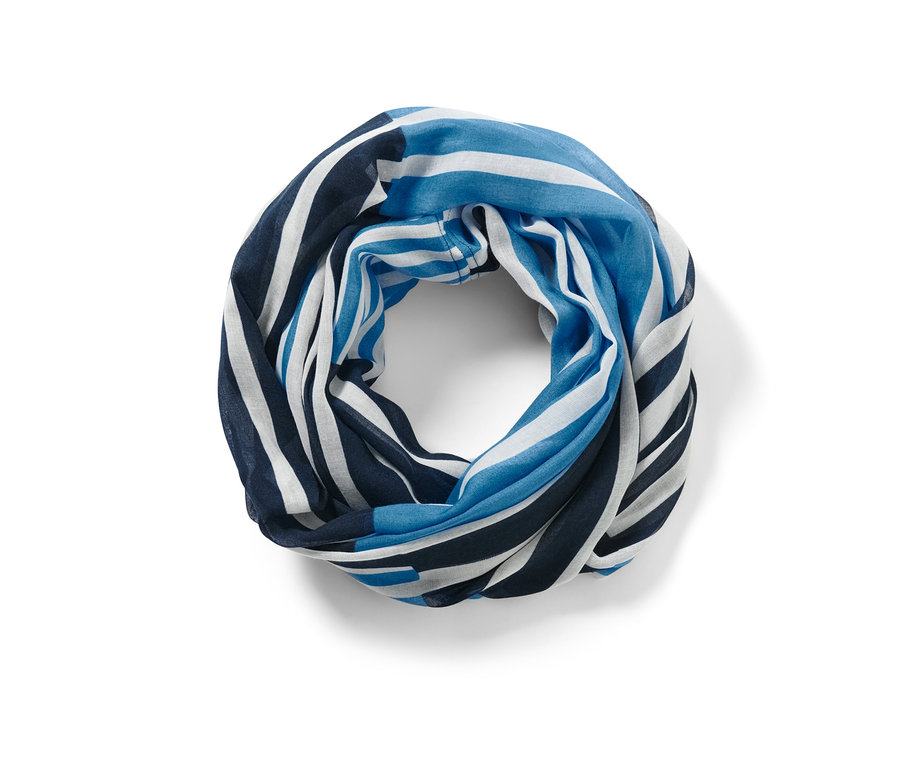 Detail pruhované kruhové šály v modré, tmavě modré a bílé barvě.