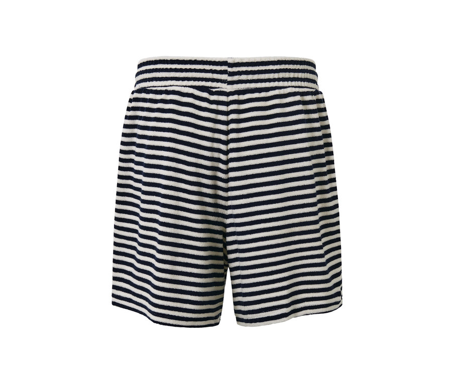 Pohled zezadu na froté šortky s tmavě modrými a bílými pruhy.