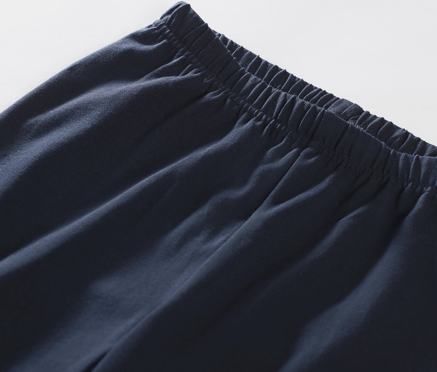 Detailní záběr na pyžamové legíny.