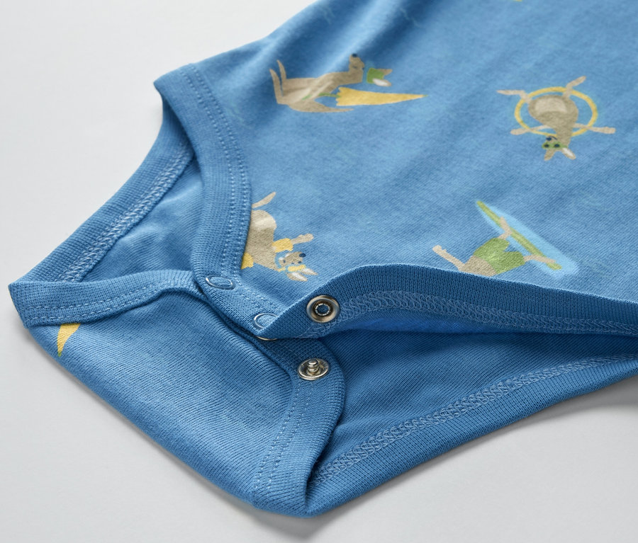 Detail modrého body pro miminka s potiskem klokanů.