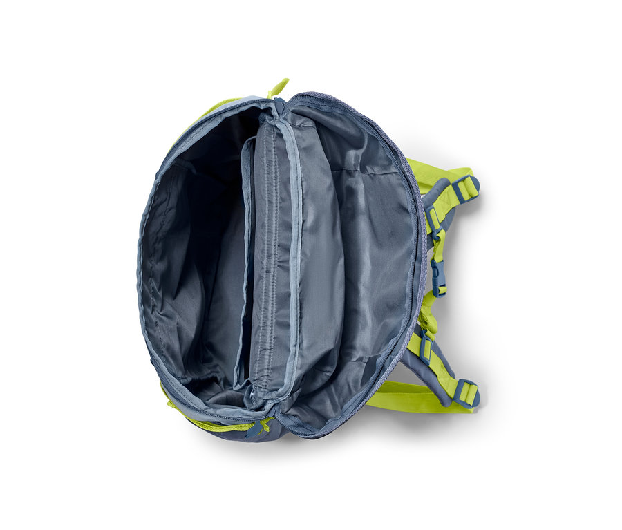 Otevřený outdoorový batoh modré a limetkově zelené barvy.