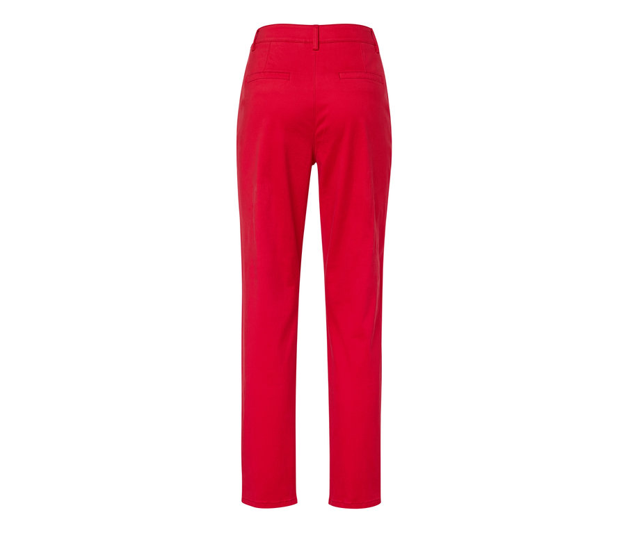 Červené chino kalhoty zezadu.