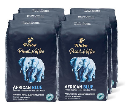 Šest balení zrnkové kávy Privat Kaffee African Blue.