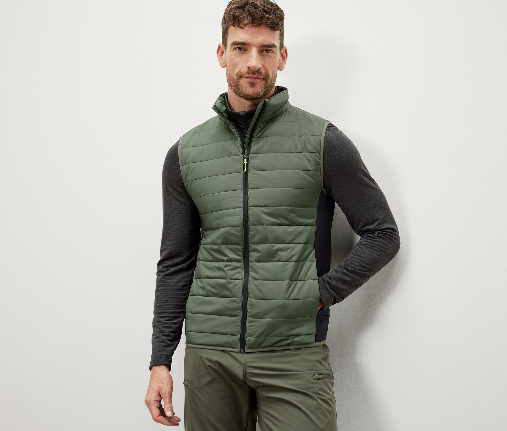 Muž má na sobě prošívanou vestu »pack light«.