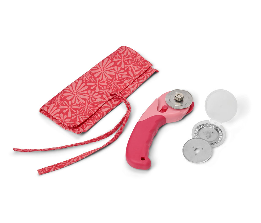 Látkový rotační nůž vedle pouzdra a náhradních čepelí.