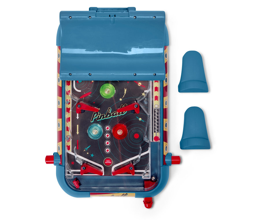 Detail modrého pinballového automatu s červenými detaily a dvěma modrými kryty. 