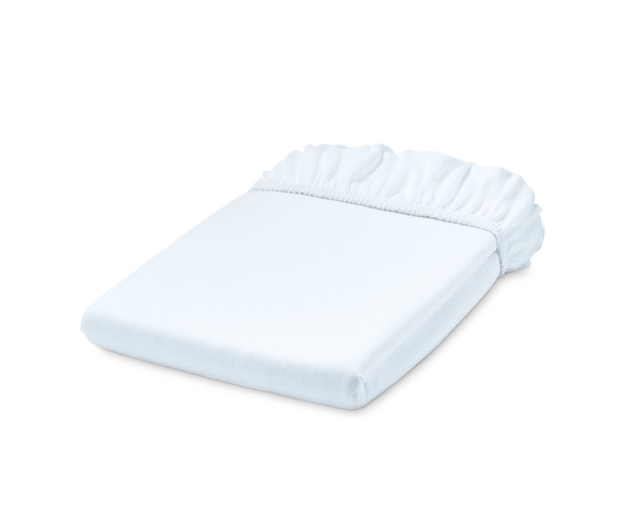 Bílé jerseyové napínací prostěradlo standardní velikosti složené na sebe.