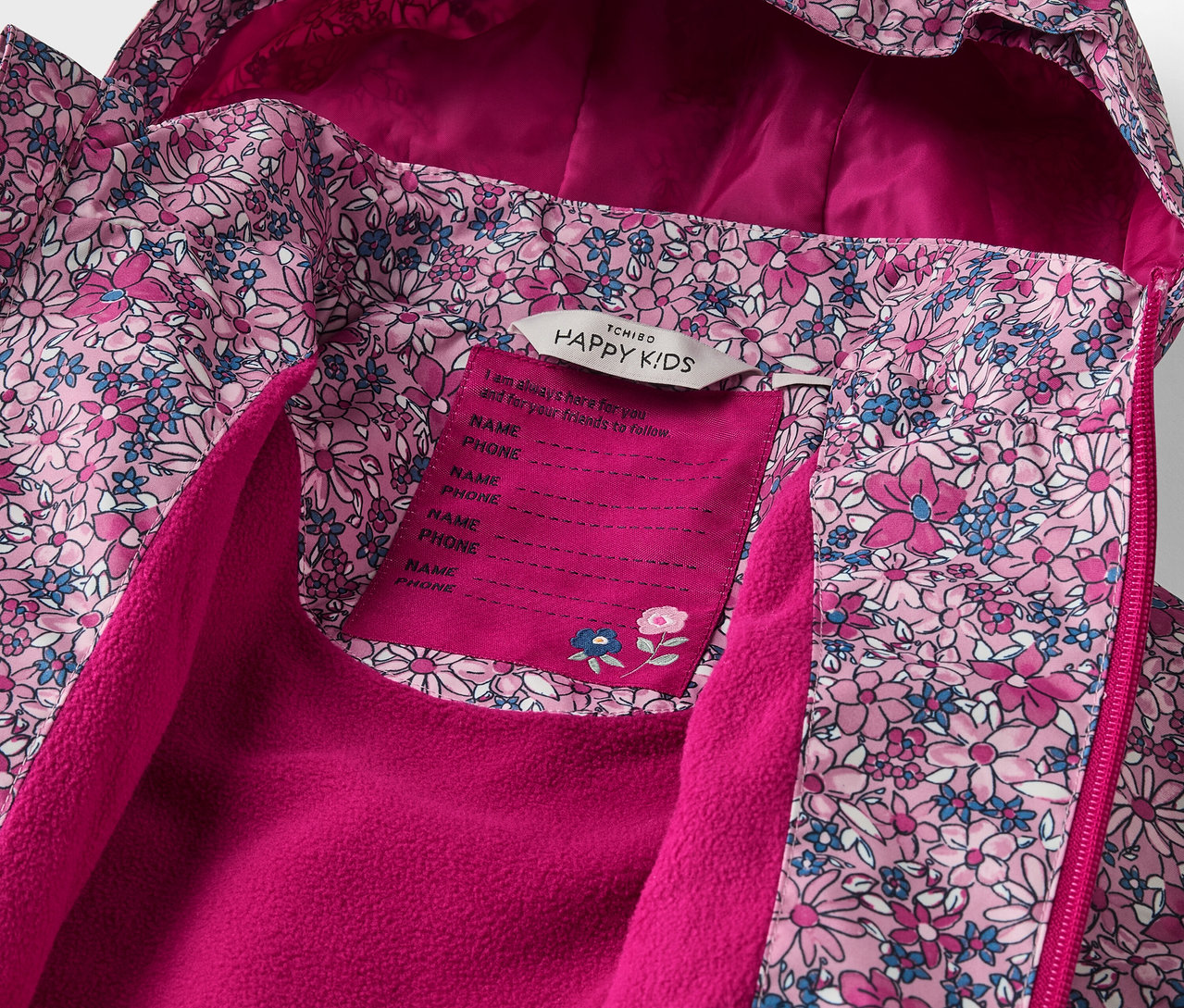 Detail dětské termobundy do deště s květinovým vzorem.