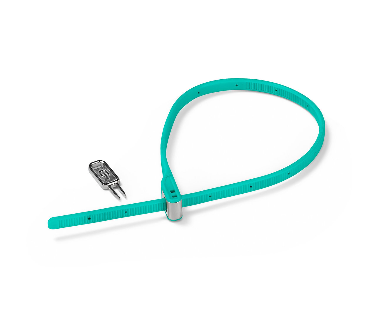 Tyrkysový kabelový zámek a stříbrný klíč leží na bílém pozadí.