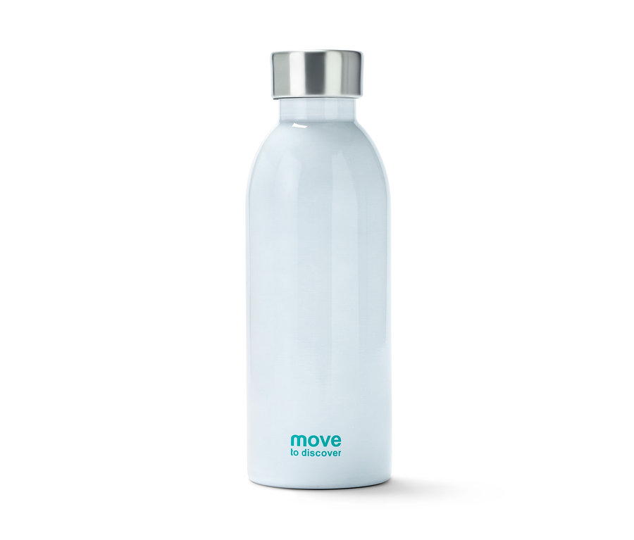 Cestovní láhev na pití s nerezovým uzávěrem.