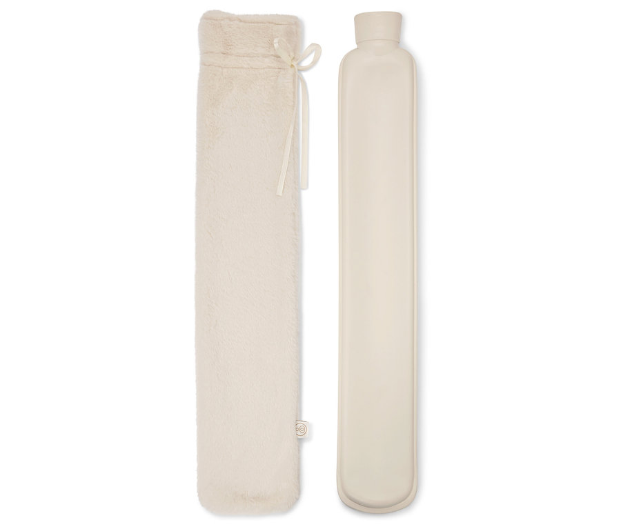 Dlouhá láhev na horkou vodu v krémovém obalu z umělé kožešiny a vedle ní samotná láhev.